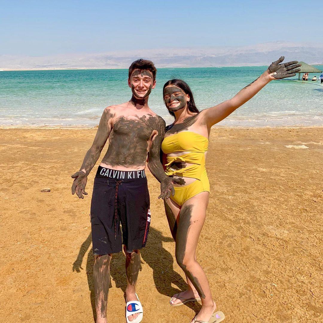 Noah och hans syster Chloe Schnapp vid Döda havet i Israel 2019