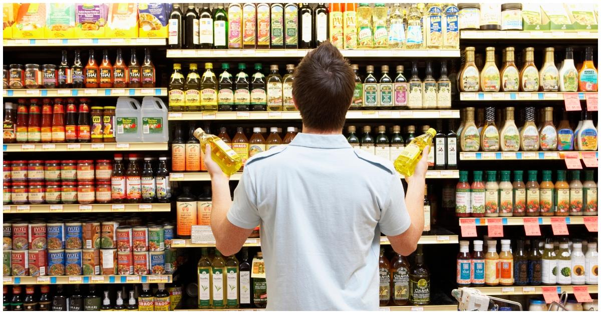 Un homme achète de l’huile dans une épicerie 