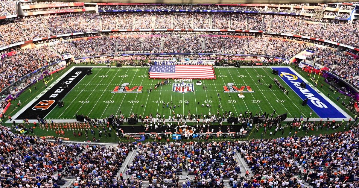 Das offizielle Logo des Super Bowl 56 ist auf dem Spielfeld zu sehen.