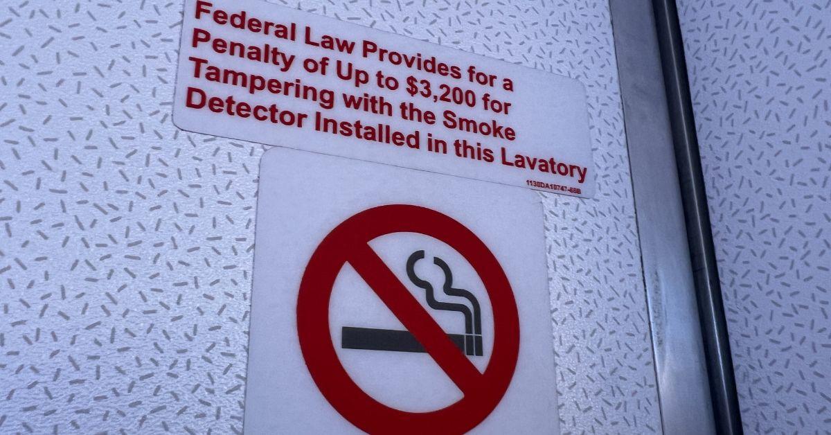 Um cartaz explicando a lei sobre adulteração de um detector de fumaça
