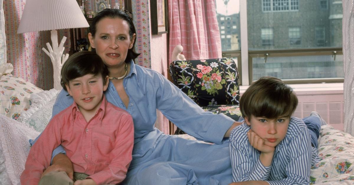 Gloria Vanderbilt posa con i suoi due figli, Anderson Cooper e Carter Vanderbilt Cooper, sul suo letto.