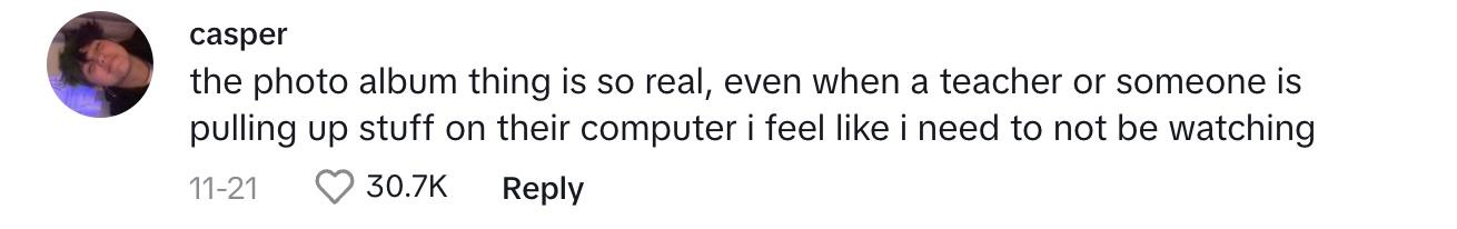 Un commentatore concorda sul fatto che la generazione Z mostra rispetto non guardando un computer quando qualcuno tira su delle cose