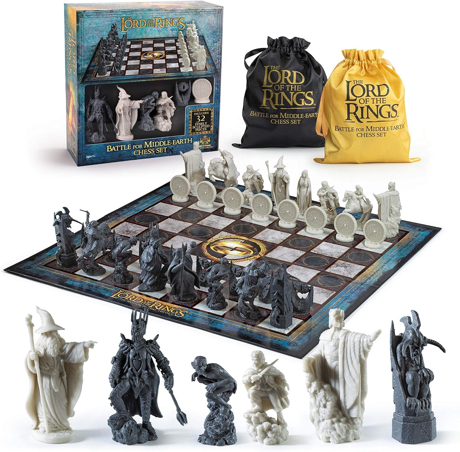 Un set di scacchi con pezzi ispirati ai personaggi del Signore degli Anelli