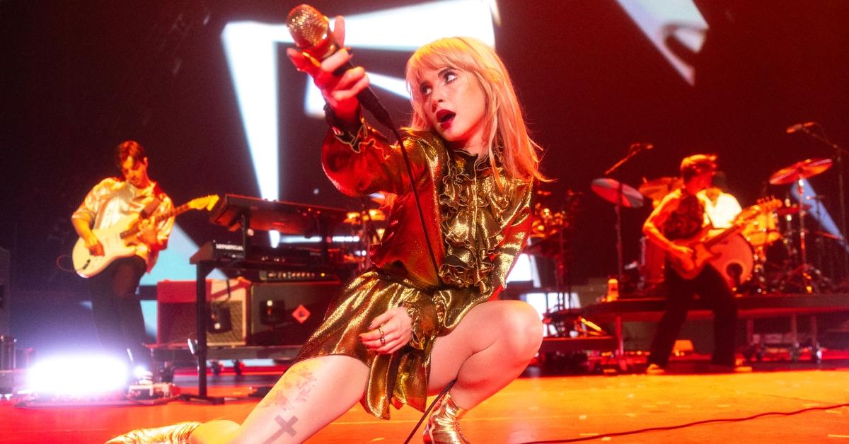 Hayley Williams dei Paramore si esibisce al tour "This Is Why" al Kia Forum il 20 luglio 2023.