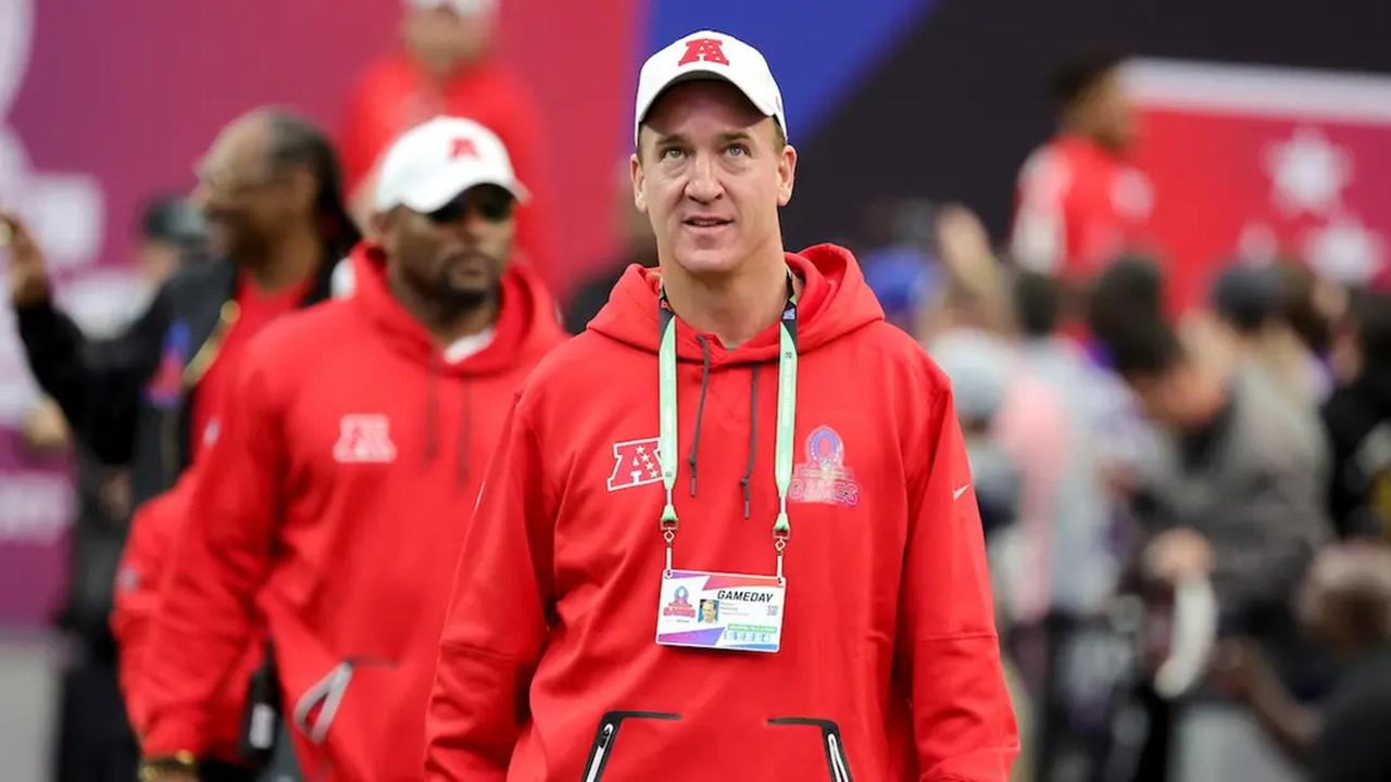AFC-Cheftrainer Peyton Manning schaut während der NFL Pro Bowl Games 2023 im Allegiant Stadium am 5. Februar 2023 zu