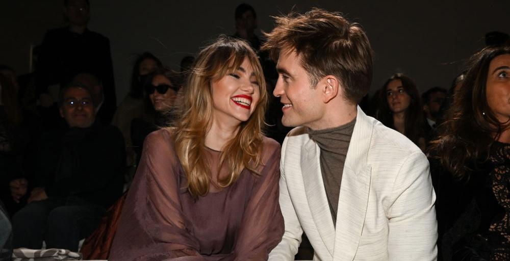 Suki Waterhouse et Robert Pattinson au défilé Dior en Egypte en décembre 2022
