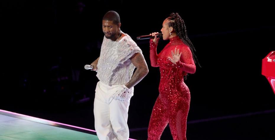 Usher e Alicia Keys durante lo spettacolo del Super Bowl 2024