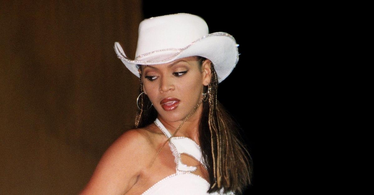 1999 年碧昂斯戴着牛仔帽表演