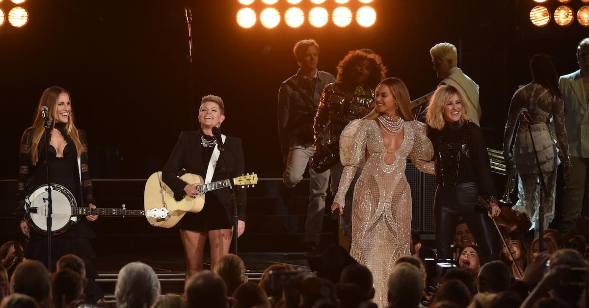 Beyoncé e le Chicks sul palco della cinquantesima edizione dei CMA Awards il 2 novembre 2016