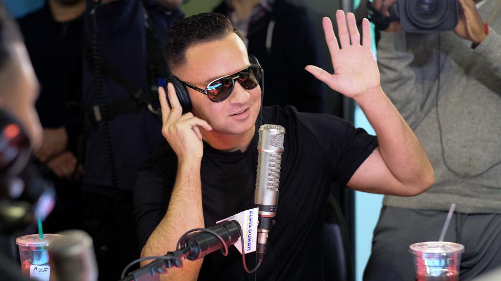 Mike "The Situation" Sorrentino de camisa preta e óculos escuros em um programa de rádio