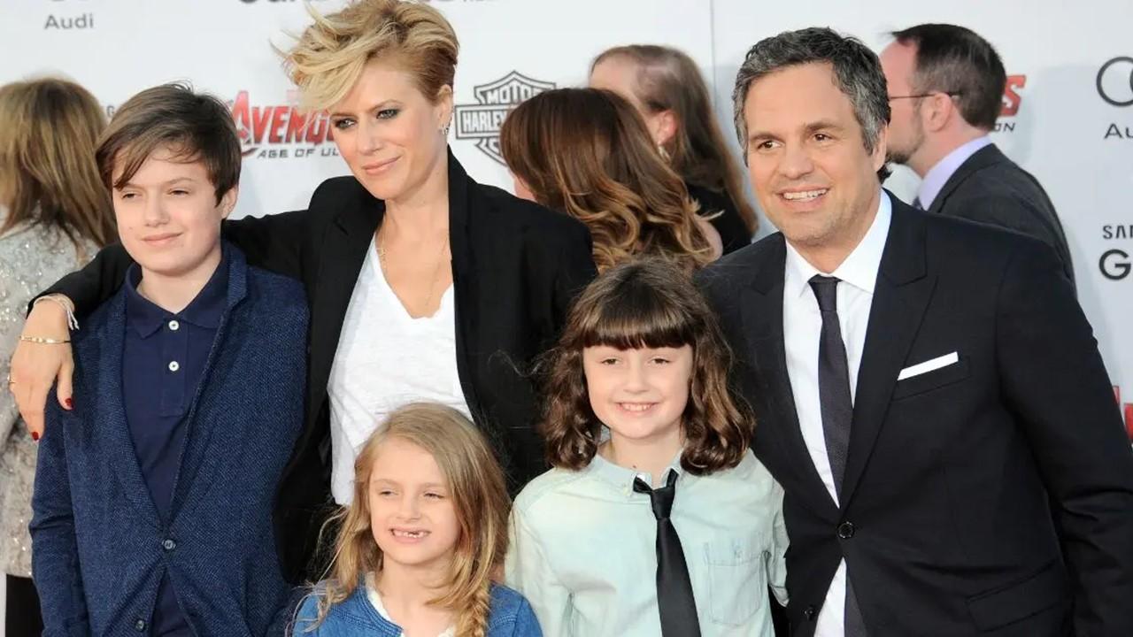   Mark Ruffalo com sua esposa e filhos na estreia da Marvel's "Vingadores: Era de Ultron" em 13 de abril de 2015