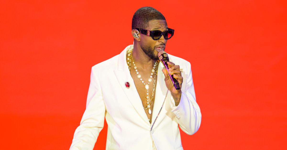 Usher si esibisce sul palco durante la sua residenza a La Seine Musicale