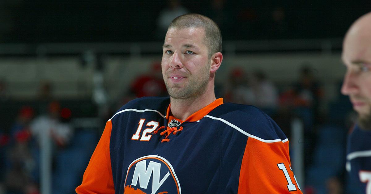 Chris Simon nº 12 do New York Islanders observa durante o jogo da NHL contra o New Jersey Devils em 20 de outubro de 2007