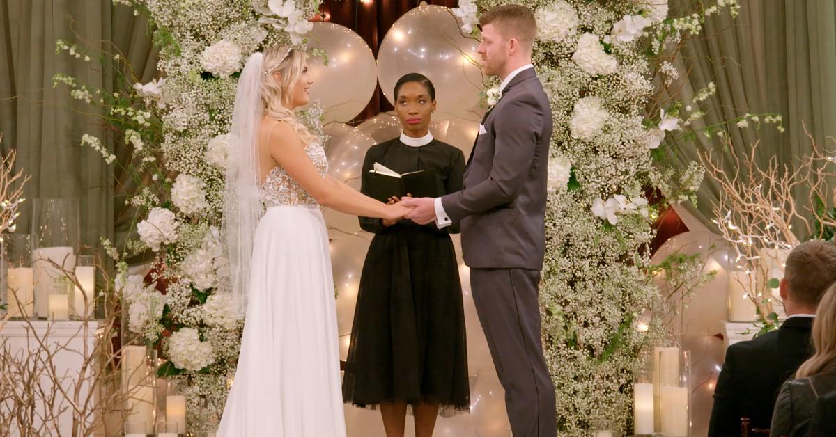 「ラブ・イズ・ブラインド」シーズン1中の結婚式当日のジャンニーナ・ジベリとダミアン・パワーズ