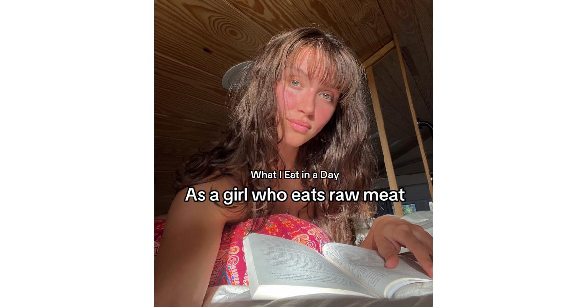 Une femme mange de la viande crue