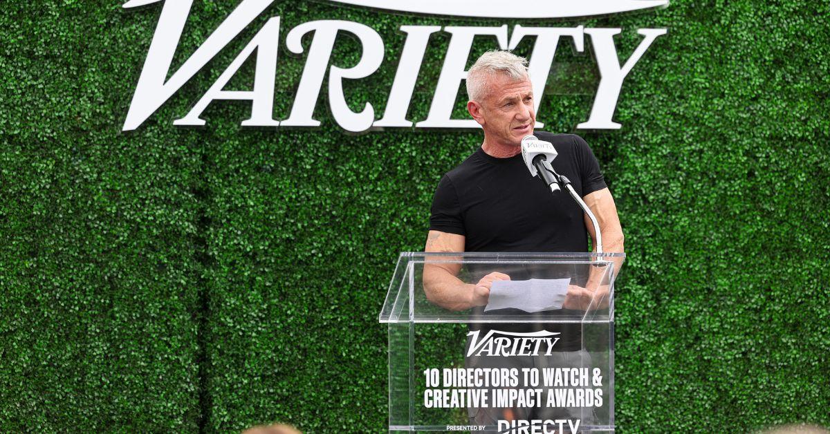 Sean Penn talar på scenen under Varietys 10 Directors To Watch & Creative Impact Awards
