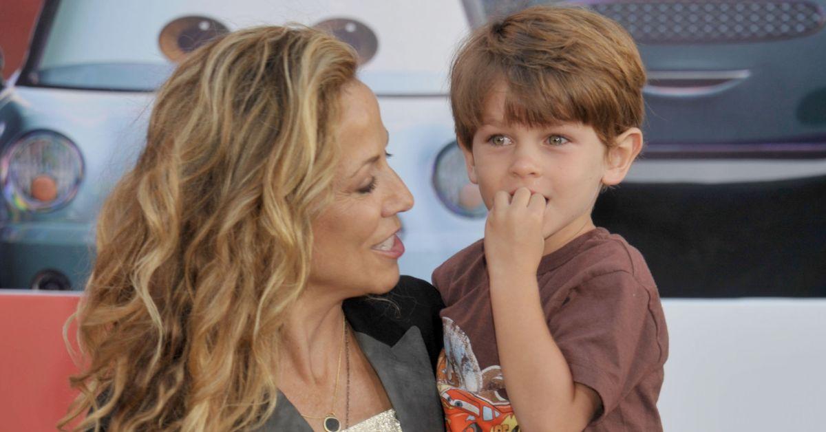 : Sheryl Crow e seu filho Wyatt chegam à estreia mundial de 'Carros 2' da Disney Pixar