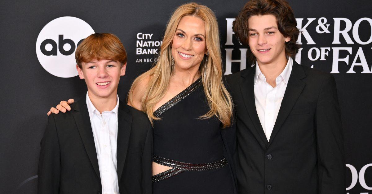   谢丽尔·克劳 (Sheryl Crow) 和她的儿子怀亚特 (Wyatt) 和利维 (Levi) 抵达参加第 38 届年度摇滚名人堂入会仪式