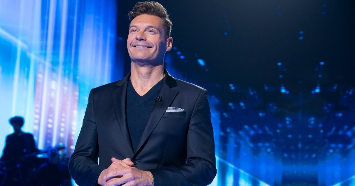 Ryan Seacrest sobe no palco no American Idol