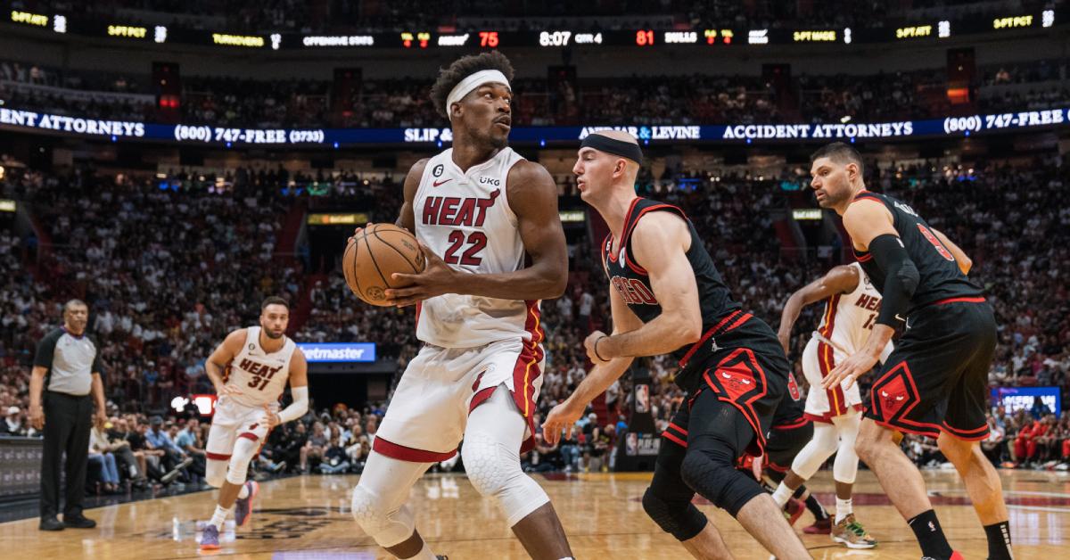 Jimmy Butler von den Miami Heat wird in einem Play-in-Spiel 2023 von Alex Caruso von den Chicago Bulls bewacht.