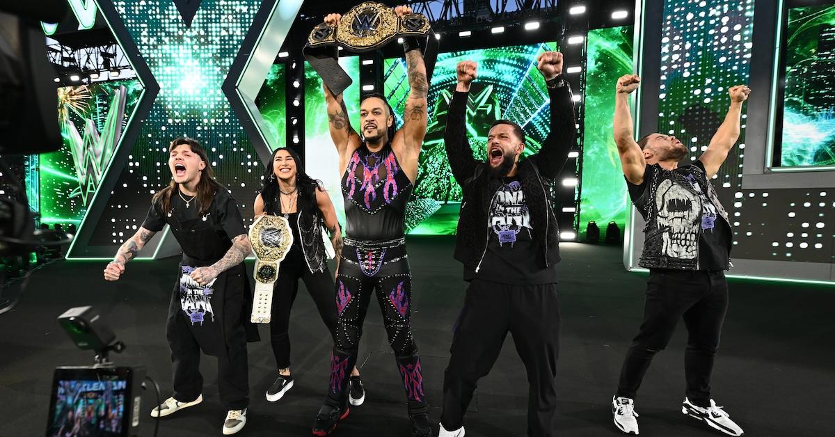 Damian Priest(M) comemora sua vitória no Campeonato Mundial da WWE com Dominik Mysterio, Rhea Ripley, Finn Balor e JD McDonagh, o Dia do Julgamento