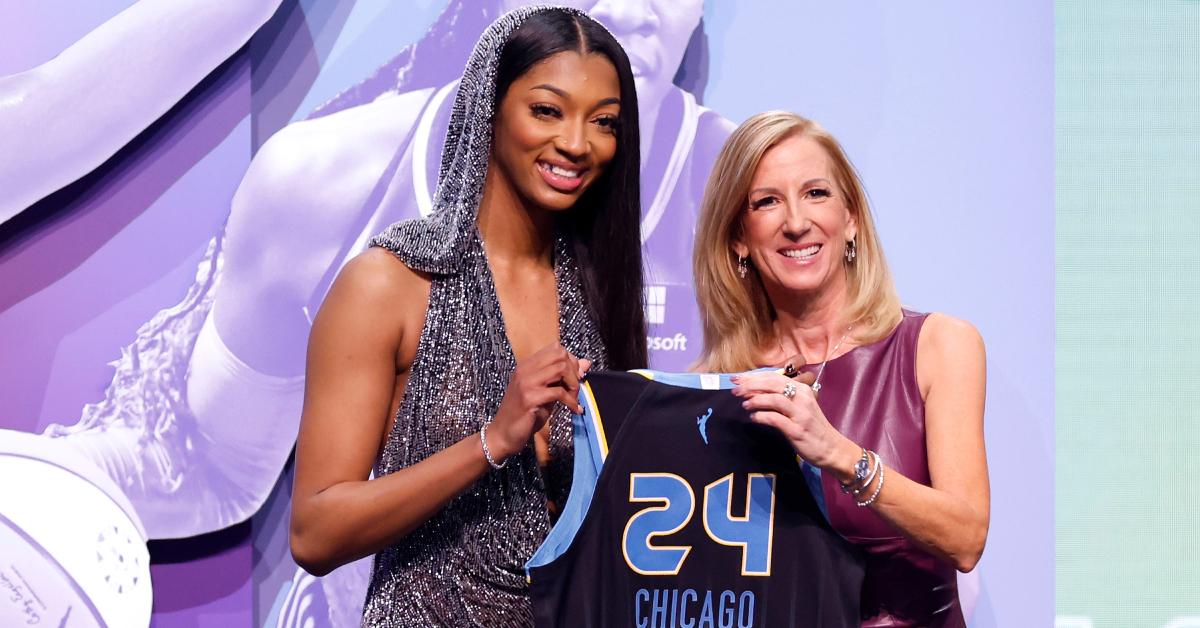 Angel Reese poserer sammen med WNBA-kommissær Cathy Engelbert efter at være blevet valgt som nummer syv af Chicago Sky under WNBA Draft 2024 på Brooklyn Academy of Music den 15. april 2024 i New York City.