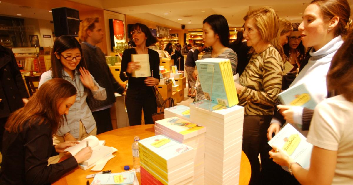 2003년 소피 킨셀라(Sophie Kinsella)가 책에 사인을 하고 있는 모습
