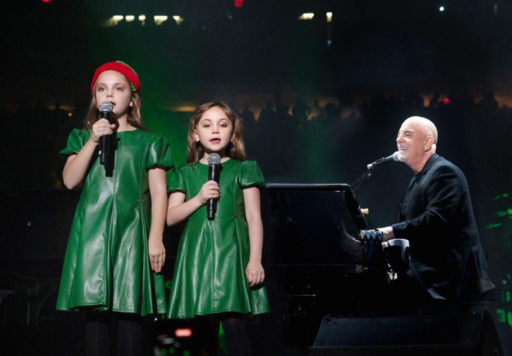 比利·乔尔 (Billy Joel) 与他的两个小女儿德拉 (Della) 和雷米 (Remy) 一起表演