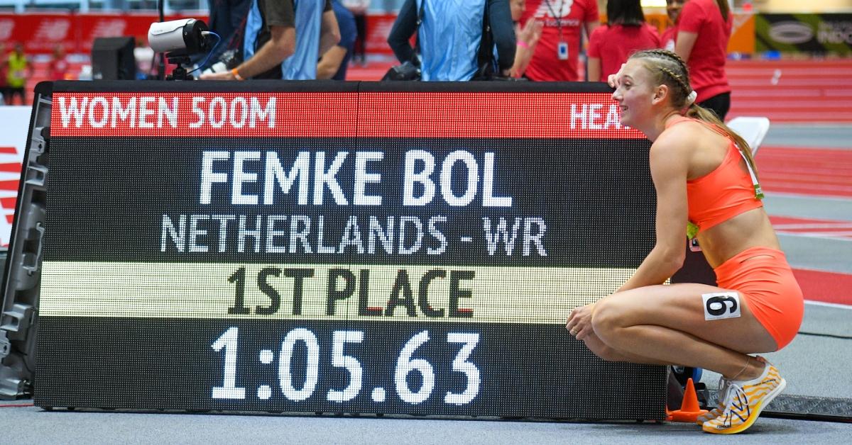 Femke Bol depois de estabelecer o recorde mundial feminino dos 500m em 2023