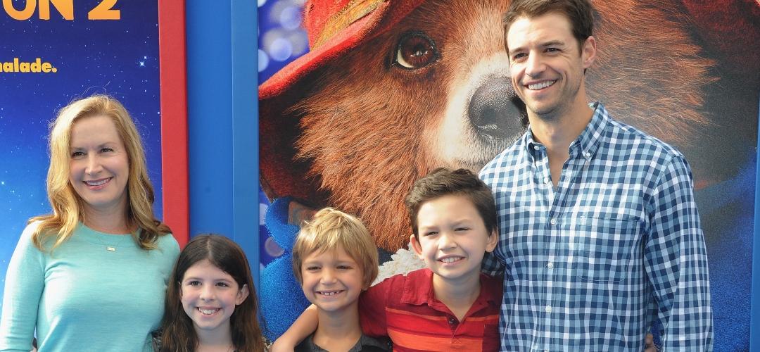 安吉拉·金赛、约书亚·斯奈德和孩子们抵达华纳兄弟影业公司的首映式 "帕丁顿熊2" 2018年1月6日在摄政村剧院举行