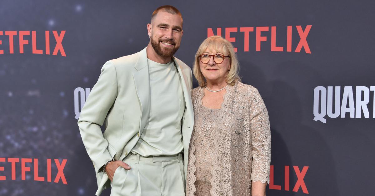 Travis Kelce og Donna Kelce ankommer til Los Angeles Premiere på Netflix's "Quarterback" den 11. juli 2023