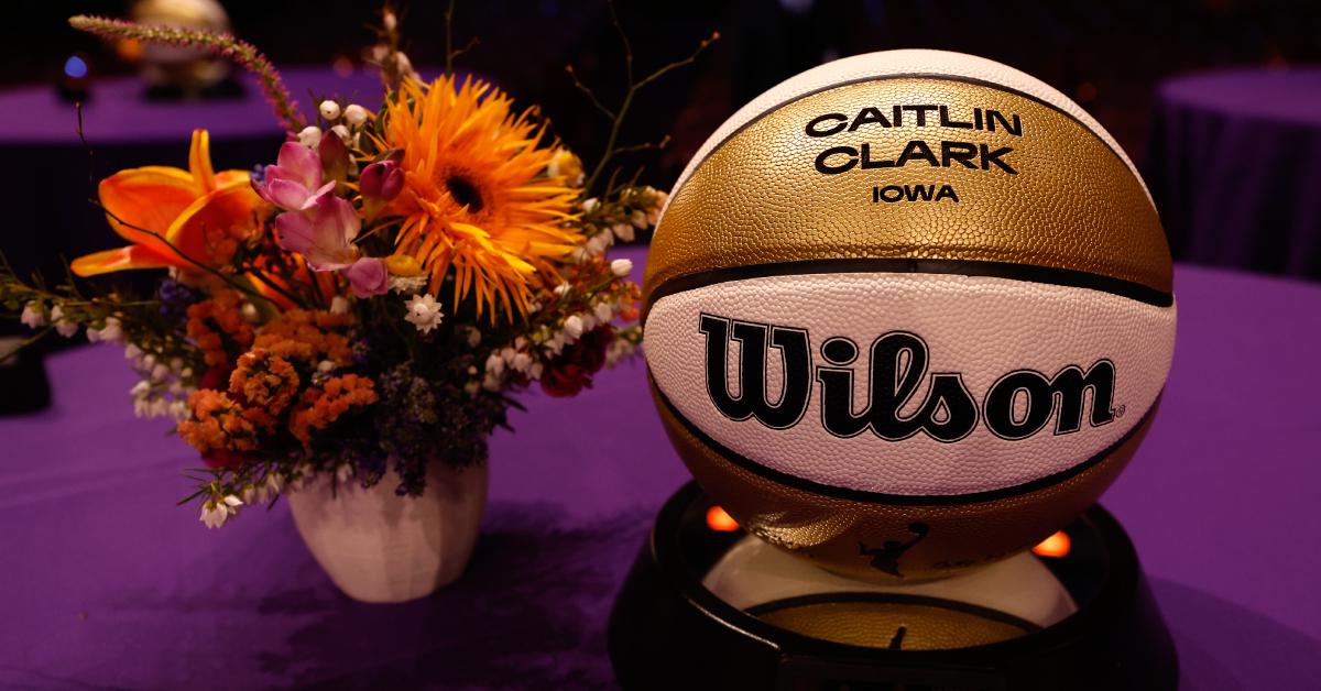 WNBAドラフトでのケイトリン・クラークバスケットボール。 