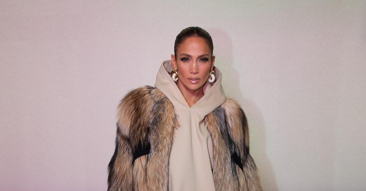Jennifer Lopez slutter sig til Apple Music Radio-vært Ebro Darden på "This Is Me…Now" Radio på Apple Music 1 den 16. februar 2024 i New York City