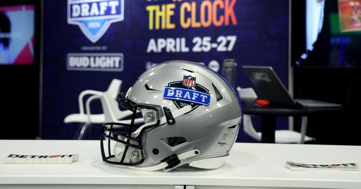 Lo stand della NFL Draft 2024 al Super Bowl LVIII Radio Row il 6 febbraio 2024 a Las Vegas presenta un casco da football argento con il logo "NFL Draft 2024" su di esso.