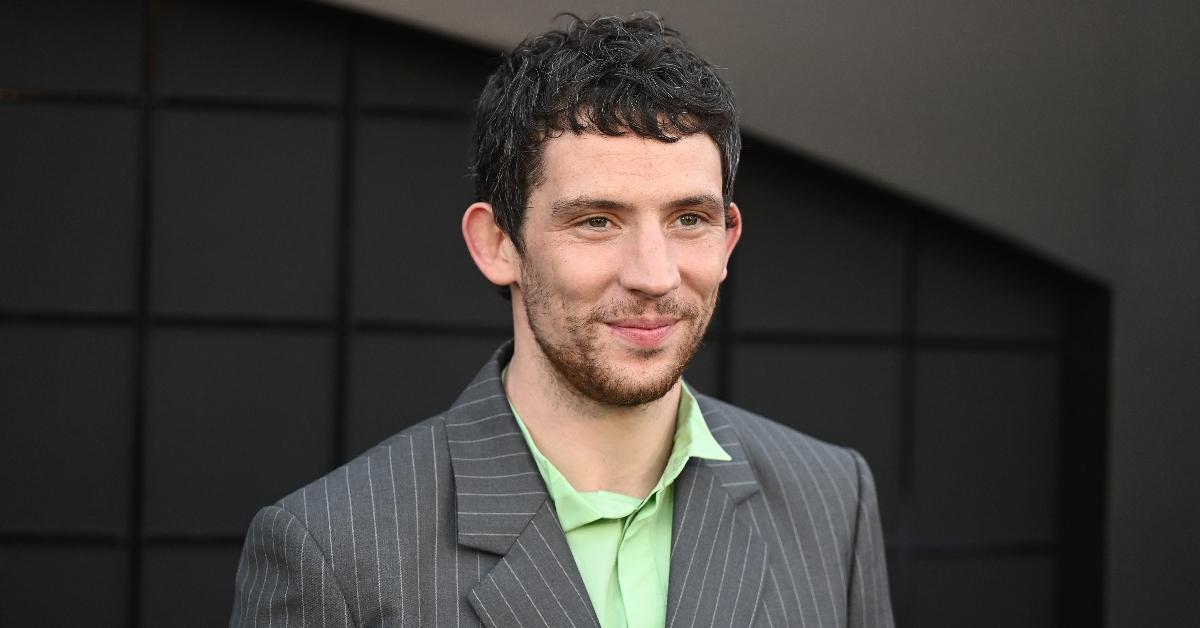Josh O'Connor klädd i grön skjorta och randig kavaj på "Utmanare" LA Premiär i april 2024