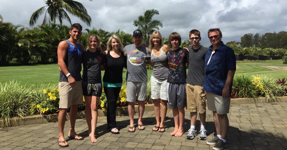 Familjen Norris på Hawaii med Dina, hennes man Damien och deras pojkar Dante och Eli