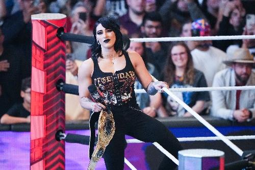 Rhea Ripley assiste à WWE Monday Night RAW au Toyota Center le 11 mars 2024