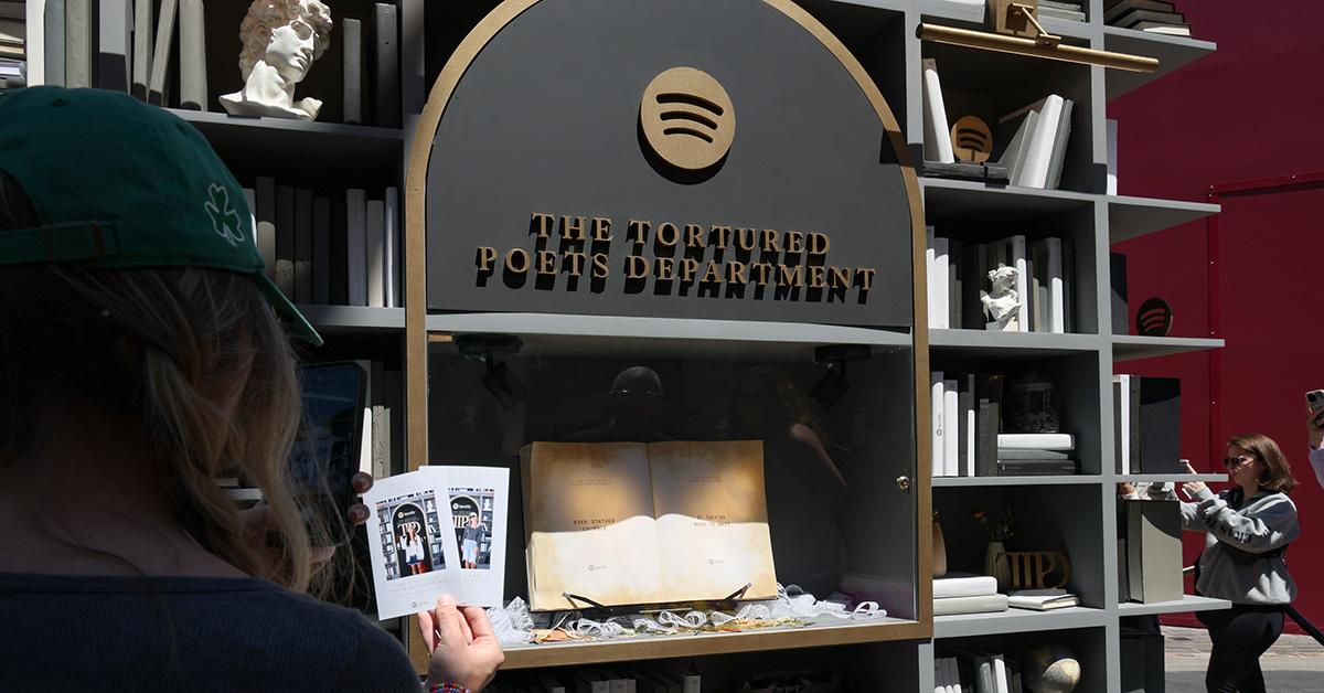 Spotify의 'Tortured Poets Department' 팝업이 로스앤젤레스 그로브에서 열렸습니다. 
