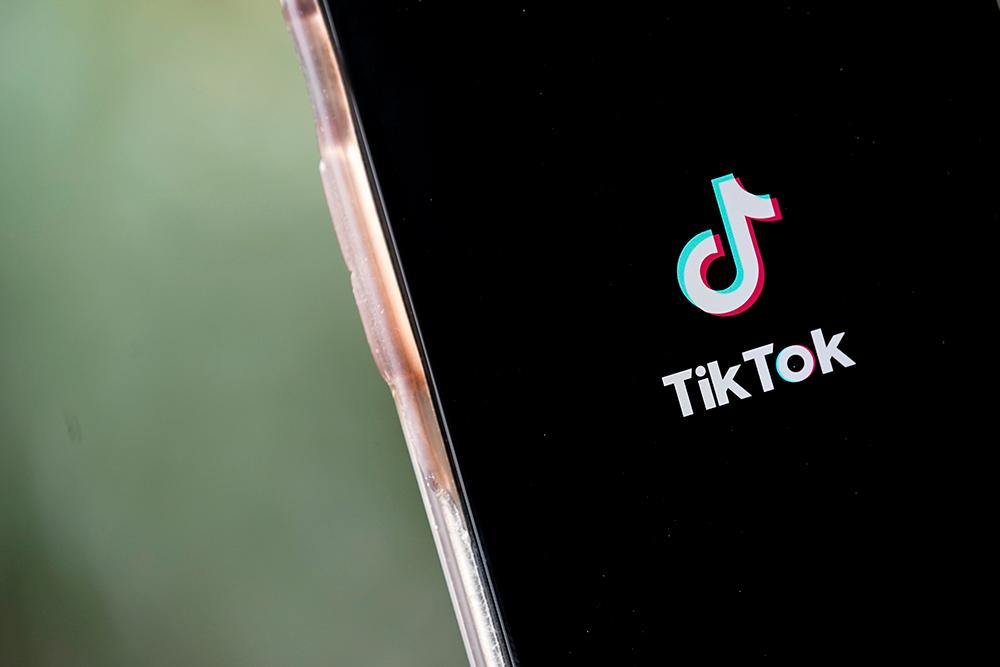 Logo TikTok sul telefono