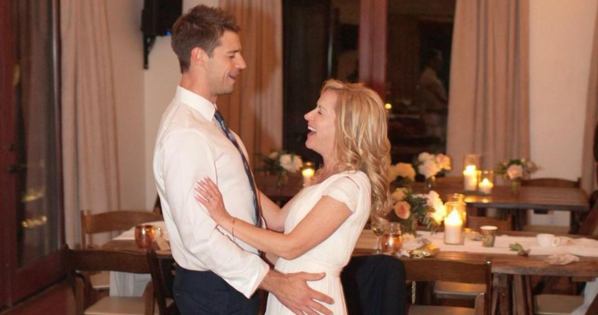 Angela Kinsey tanzt an ihrem Hochzeitstag in ihrem Hochzeitskleid mit ihrem Ehemann Joshua Snyder