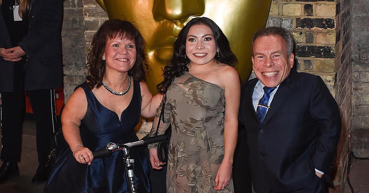 沃里克·戴维斯 (Warwick Davis) 与妻子和女儿出席英国电影学院奖 (BAFTA)。