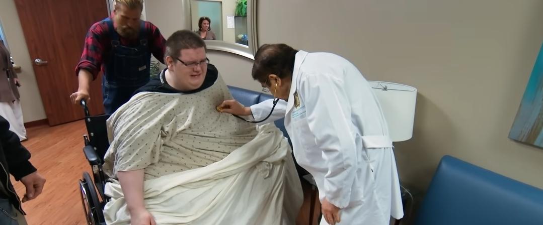 Nowzaradan 博士在《我的 600 磅生活》中测量 Sean Miliken 的生命体征。 