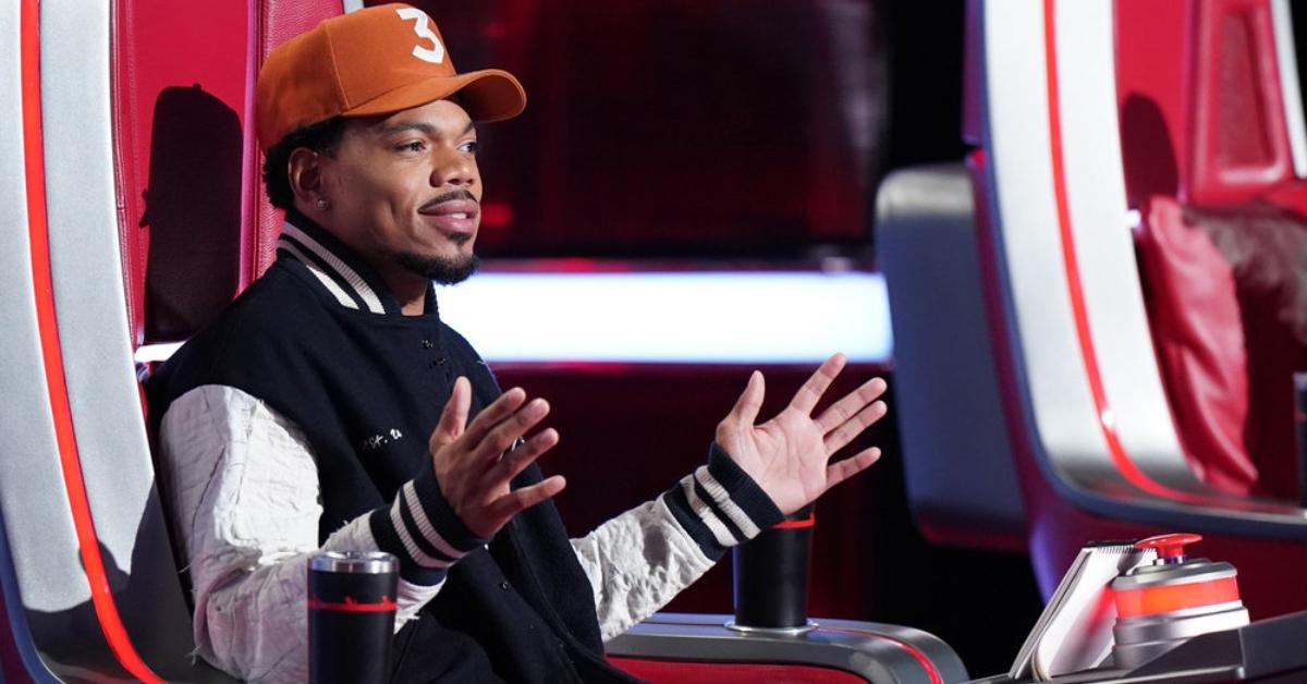Chance the Rapper assis dans un fauteuil de juge lors de la saison 25 de « The Voice ».