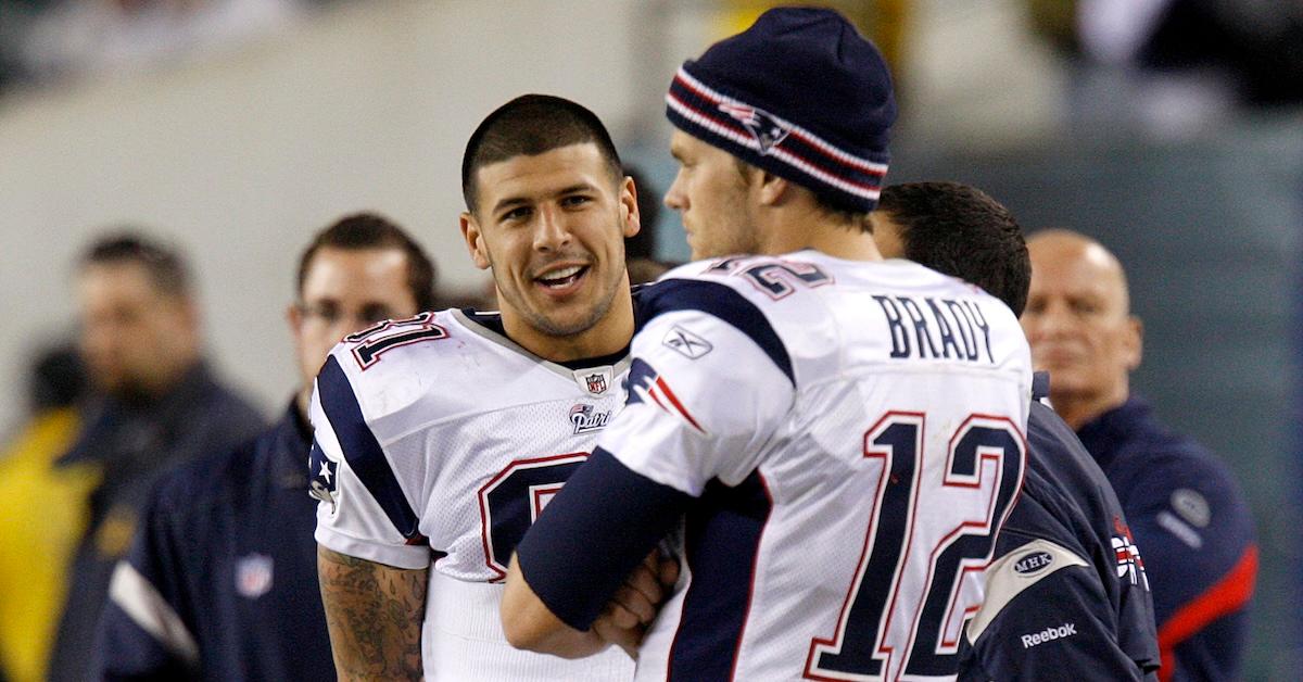 Aaron Hernandez가 2011년 Patriots 경기에서 Tom Brady와 이야기하고 있습니다.
