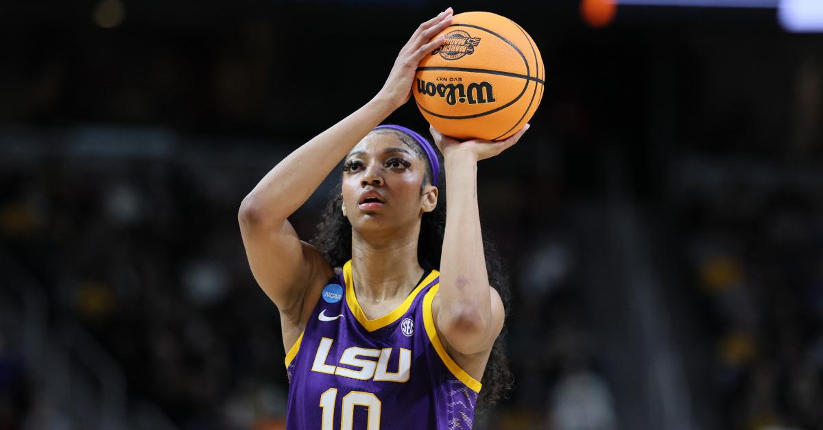 安吉尔·里斯 (Angel Reese) 在 2024 年 4 月 1 日 NCAA 女子篮球锦标赛对阵爱荷华州鹰眼队的比赛中投篮。