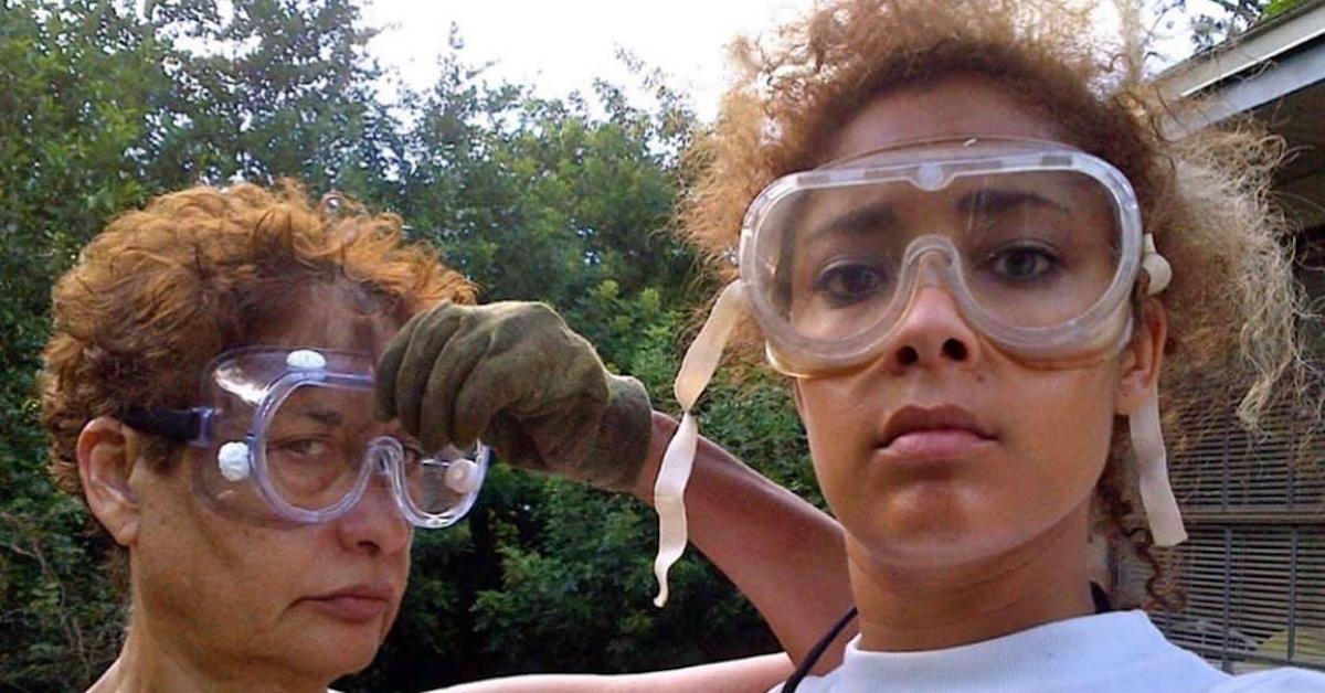 Amanda Seales e sua mãe Annette Seales usando óculos de proteção
