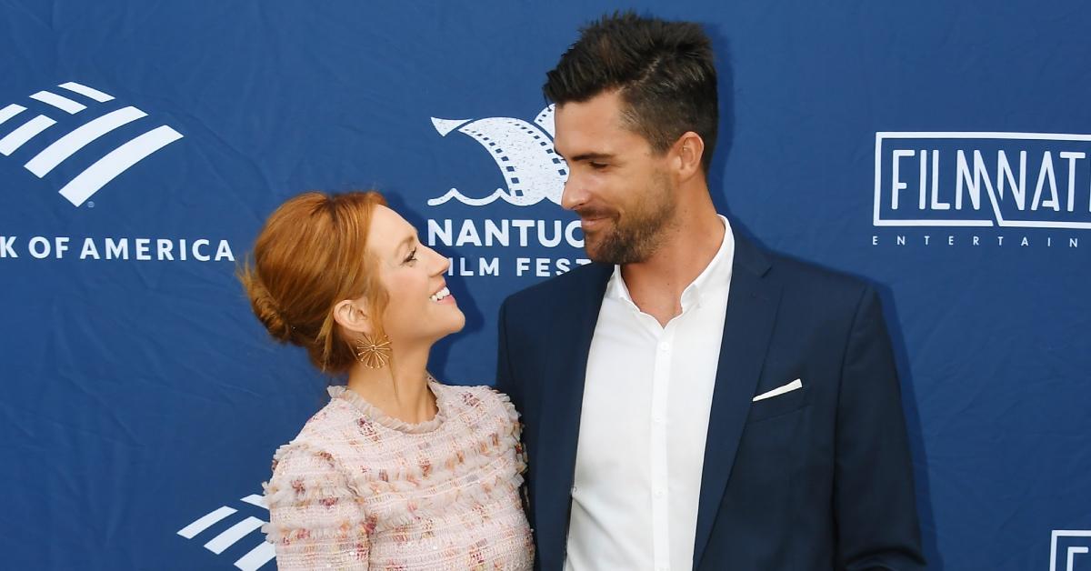 Brittany Snow e Tyler Stanaland partecipano al tributo agli sceneggiatori allo Sconset Casino durante il Nantucket Film Festival 2019.