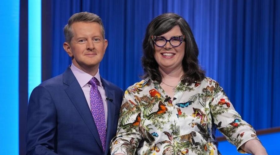 Victoria Groce posando com o apresentador Ken Jennings no Jeopardy Invitational Tournament!