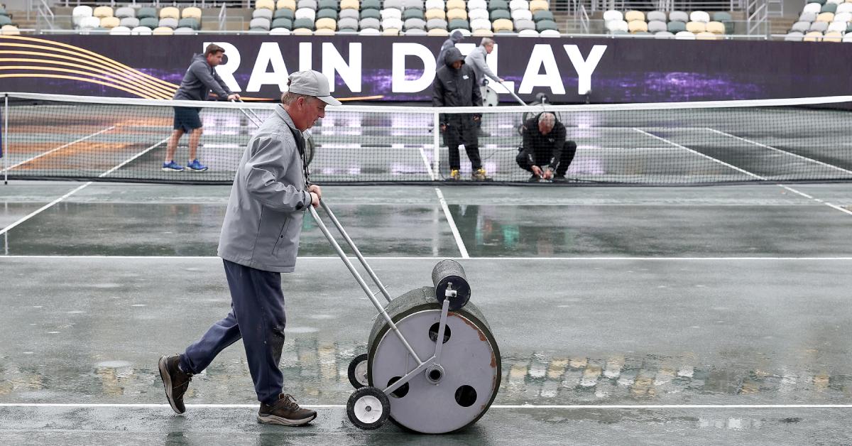 En markpersonal arbetar med att torka en tennisbana 2024