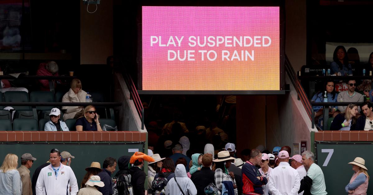 雨天中止のため退場するテニス観客